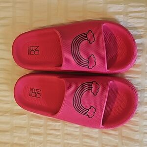 NWT No Boundries Rainbow Slides Sz.6